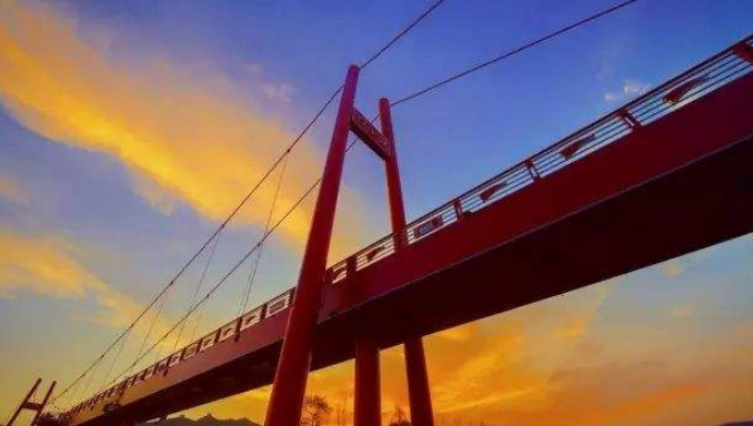 起重滑車用于一二九師玻璃橋的搭建